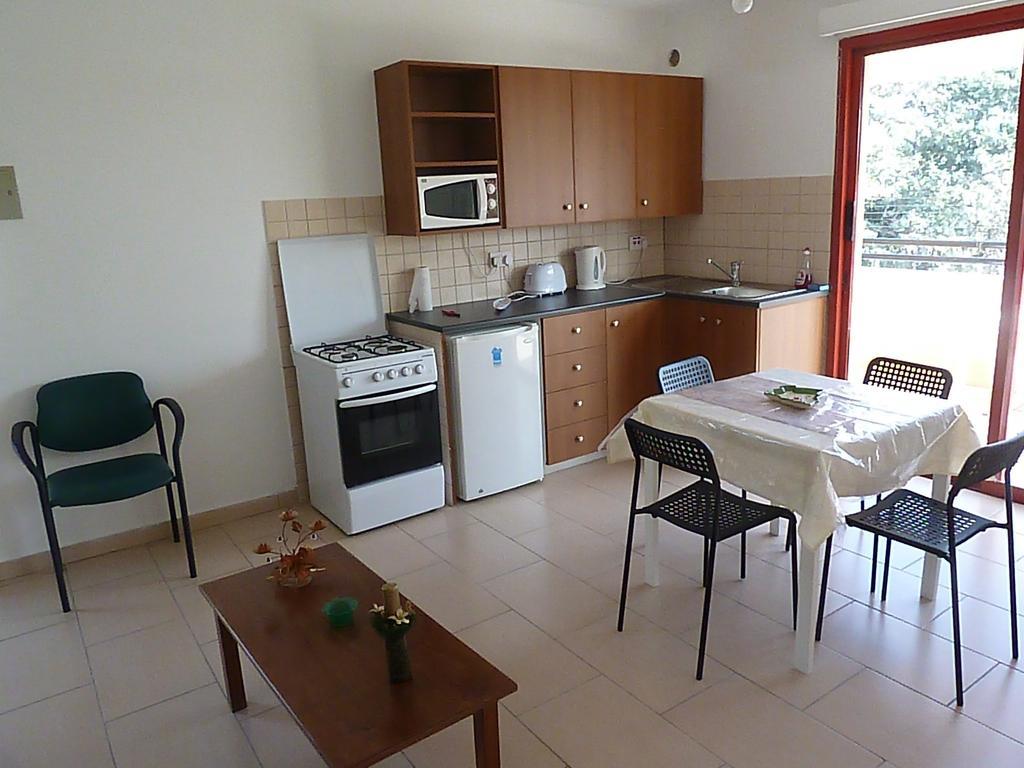 Ferienwohnung Valentinos Court Paphos Zimmer foto